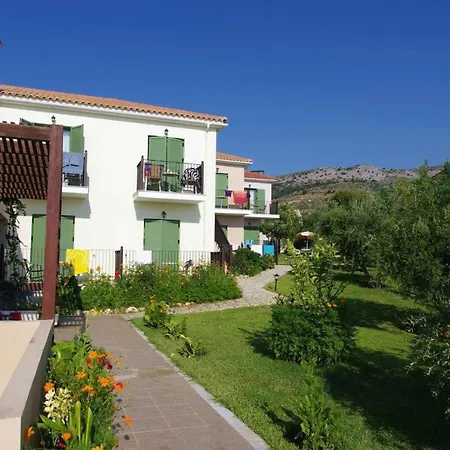 ホテル Livadaki Village
