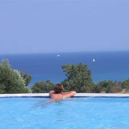 Livadaki Village ホテル